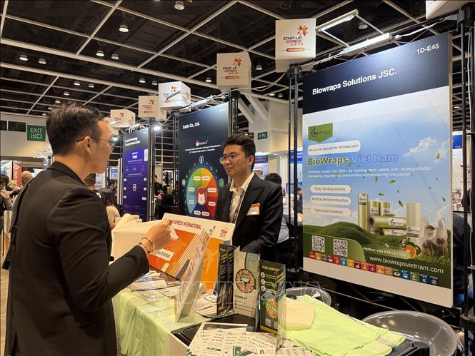 Anh Trịnh Công Qui – Nhà sáng lập dự án BioWraps giới thiệu về các sản phẩm của công ty cho khách hàng. Ảnh: Mạc Luyện - PV TTXVN tại Hong Kong