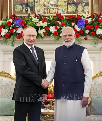 Ngày 5/12/2025, Thủ tướng Ấn Độ Narendra Modi (phải) và Tổng thống Nga Vladimir Putin đã ký Tuyên bố chung sau Hội nghị Thượng đỉnh Ấn Độ – Nga lần thứ 23 diễn ra ở New Delhi, khẳng định quyết tâm tiếp tục mở rộng và làm sâu sắc hơn quan hệ đối tác chiến lược đặc biệt và đặc quyền. Ảnh: ANI/TTXVN