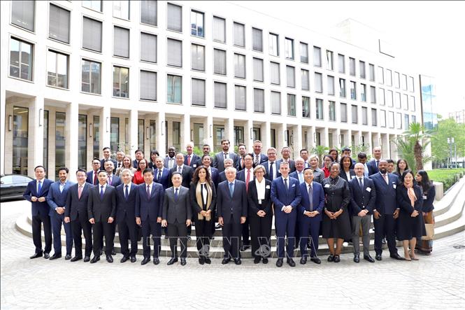 Ủy viên Bộ Chính trị, Phó Thủ tướng thường trực Nguyễn Hòa Bình (đứng thứ chính từ trái), chụp ảnh lưu niệm cùng các chuyên gia, đại diện tổ chức tài chính Đức và EU tại Frankfrurt sau Hội thảo  Xúc tiến Đầu tư vào Trung tâm Tài chính Quốc tế Việt Nam. Ảnh: Phương Hoa - PV TTXVN tại Đức 
