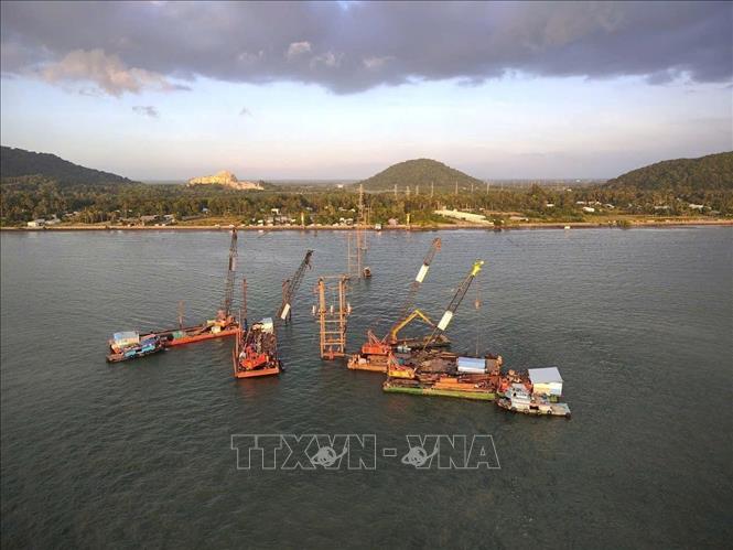 Công ty Điện lực An Giang thi công đường dây 110kV trên không với 4 khoảng trụ khắc phục sự cố cáp ngầm 110kV Hà Tiên - Phú Quốc. Ảnh: TTXVN phát