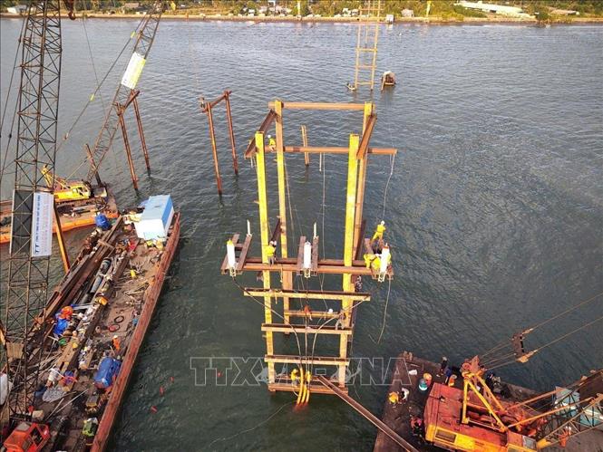 Công ty Điện lực An Giang thi công đường dây 110kV trên không với 4 khoảng trụ khắc phục sự cố cáp ngầm 110kV Hà Tiên - Phú Quốc. Ảnh: TTXVN phát