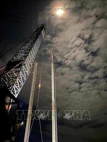 Công ty Điện lực An Giang thi công đường dây 110kV trên không với 4 khoảng trụ khắc phục sự cố cáp ngầm 110kV Hà Tiên - Phú Quốc. Ảnh: TTXVN phát