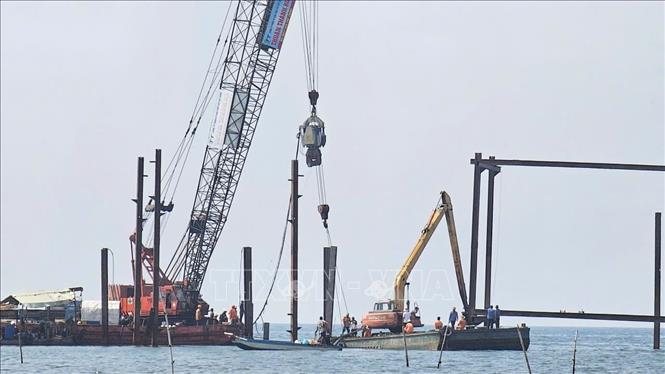 Công ty Điện lực An Giang thi công đường dây 110kV trên không với 4 khoảng trụ khắc phục sự cố cáp ngầm 110kV Hà Tiên - Phú Quốc. Ảnh: TTXVN phát