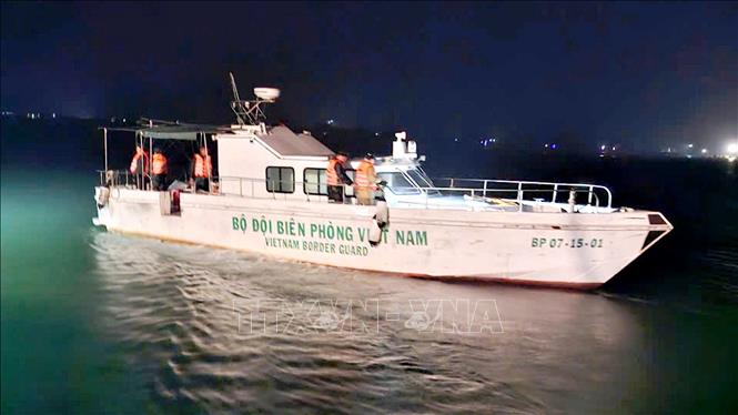 Đồn Biên phòng Cửa khẩu Cảng Gianh cùng Hải đội Biên phòng 1, tàu vận tải Khánh Minh 09 và một tàu đánh cá địa phương kịp thời phối hợp hỗ trợ cứu nạn hai ngư dân bị chìm thuyền. Ảnh: TTXVN phát