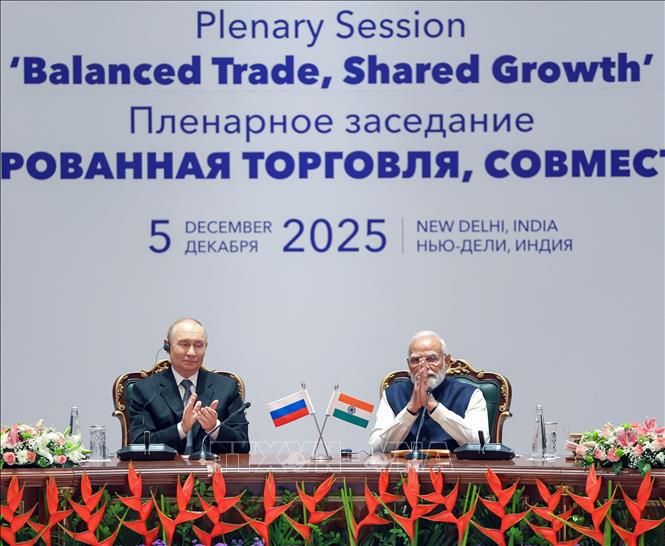Thủ tướng Ấn Độ Narendra Modi (phải) và Tổng thống Nga Vladimir Putin dự phiên toàn thể Diễn đàn Doanh nghiệp Ấn Độ - Nga tại New Delhi, ngày 5/12/2025. Ảnh: ANI/TTXVN 