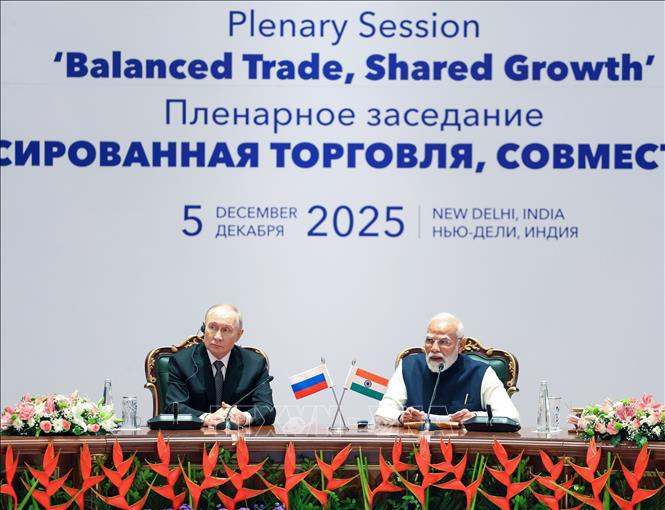 Thủ tướng Ấn Độ Narendra Modi (phải) và Tổng thống Nga Vladimir Putin ngày 5/12 đã dự phiên toàn thể Diễn đàn Doanh nghiệp Ấn Độ - Nga tại New Delhi. Sự kiện quy tụ đông đảo lãnh đạo doanh nghiệp hai nước nhằm thúc đẩy hợp tác trong các lĩnh vực thương mại, tài chính và đầu tư. Hai bên đã thông qua Chương trình mở rộng hợp tác kinh tế Nga - Ấn Độ, tạo khuôn khổ toàn diện nhằm đạt được mục tiêu kim ngạch 100 tỷ USD vào năm 2030. Ảnh: ANI/TTXVN 