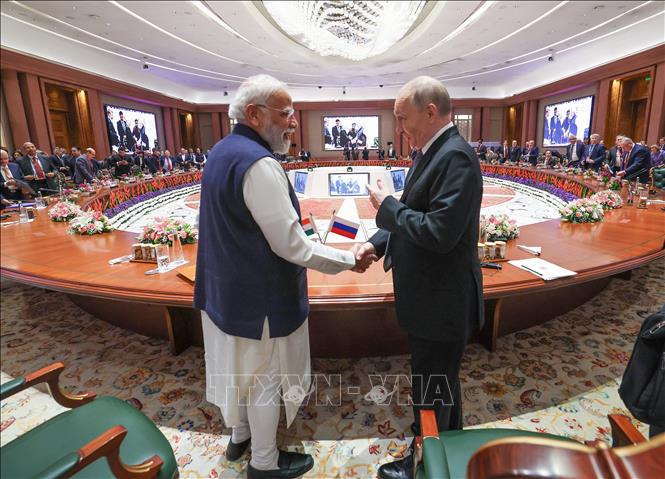 Thủ tướng Ấn Độ Narendra Modi (trái, phía trước) và Tổng thống Nga Vladimir Putin (phải, phía trước) dự phiên toàn thể Diễn đàn Doanh nghiệp Ấn Độ - Nga tại New Delhi, ngày 5/12/2025. Ảnh: ANI/TTXVN 