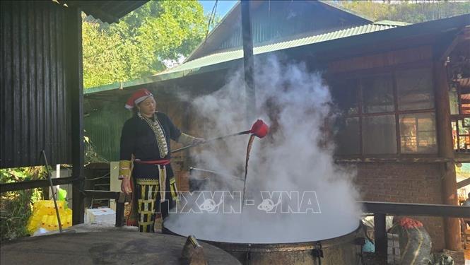The medicinal leaves are boiled continuously for 3–4 hours to produce the bathwater, which carries the distinctive fragrance of various herbs. Photo: Huong Thu – VNA