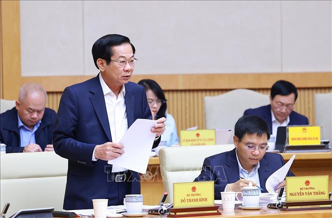 Bộ trưởng Bộ Nội vụ Đỗ Thanh Bình báo cáo tình hình thực hiện chính quyền địa phương hai cấp. Ảnh: Dương Giang-TTXVN 
