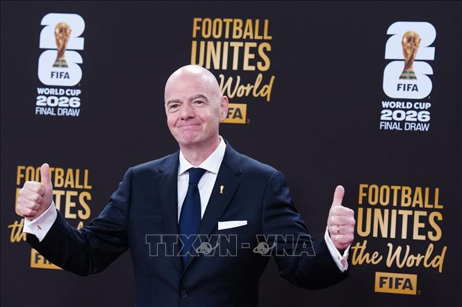 Phát biểu tại lễ bốc thăm, Chủ tịch Liên đoàn bóng đá thế giới (FIFA) Giovanni Infantino nhấn mạnh đây sẽ là kỳ World Cup vĩ đại nhất, sự kiện hoành tráng nhất mà nhân loại từng chứng kiến. Ảnh: THX/TTXVN