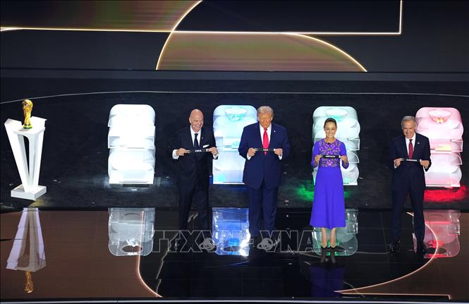 (Từ trái sang) Chủ tịch Liên đoàn bóng đá thế giới (FIFA) Giovanni Infantino cùng lãnh đạo ba nước đồng chủ nhà World Cup 2026: Tổng thống Mỹ Donald Trump, Tổng thống Mexico Claudia Sheinbaum và Thủ tướng Canada Mark Carney tại lễ bốc thăm FIFA World Cup 2026 ở Washington D.C., ngày 5/12/2025. Ảnh: THX/TTXVN 