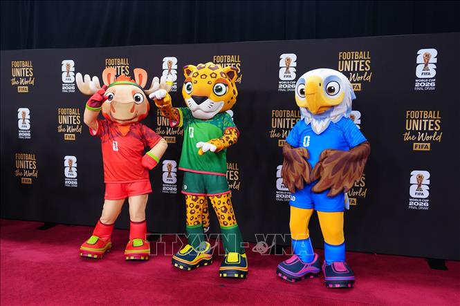 Các linh vật của World Cup 2026 ra mắt tại lễ bốc thăm (từ trái sang): Nai sừng tấm Canada, Báo đốm Mexico và Đại bàng đầu trắng Mỹ. Ảnh: THX/TTXVN 