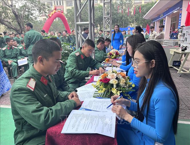 Các doanh nghiệp trong và ngoài quân đội tư vấn, thông tin đến các chiến sỹ chuẩn bị hoàn thành nghĩa vụ quân sự. Ảnh: Bích Huệ - TTXVN