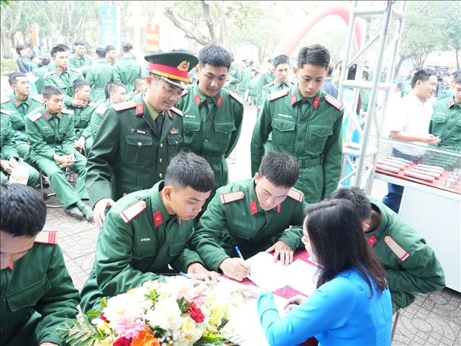 Các doanh nghiệp trong và ngoài quân đội tư vấn, thông tin đến các chiến sỹ chuẩn bị hoàn thành nghĩa vụ quân sự. Ảnh: Bích Huệ - TTXVN