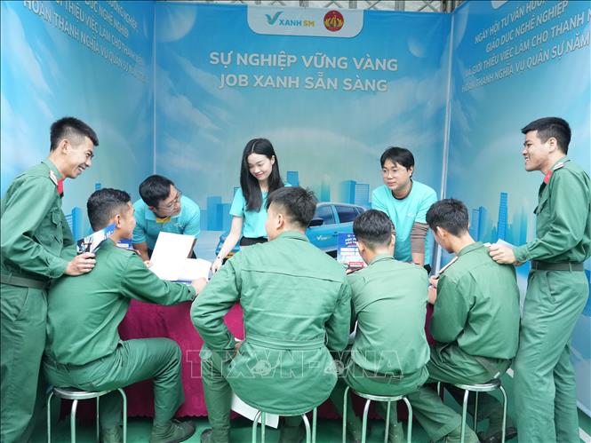 Các doanh nghiệp trong và ngoài quân đội tư vấn, thông tin đến các chiến sỹ chuẩn bị hoàn thành nghĩa vụ quân sự. Ảnh: Bích Huệ - TTXVN