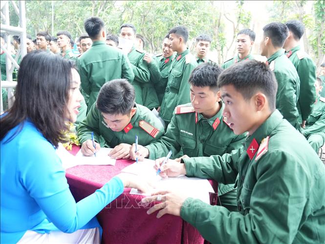 Các doanh nghiệp trong và ngoài quân đội tư vấn, thông tin đến các chiến sỹ chuẩn bị hoàn thành nghĩa vụ quân sự. Ảnh: Bích Huệ - TTXVN