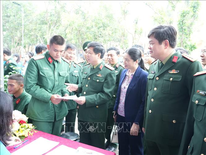 Lãnh đạo Quân khu 4, Sở Giáo dục và Đào tạo, Trường Cao đẳng nghề số 4 động viên chiến sĩ lựa chọn nghề nghiệp phù hợp với năng lực bản thân sau khi xuất ngũ. Ảnh: Bích Huệ - TTXVN
