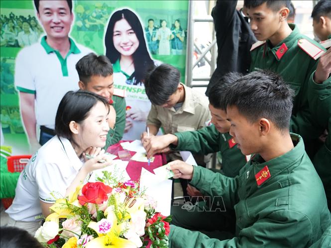 Các doanh nghiệp trong và ngoài quân đội tư vấn, thông tin đến các chiến sỹ chuẩn bị hoàn thành nghĩa vụ quân sự. Ảnh: Bích Huệ - TTXVN