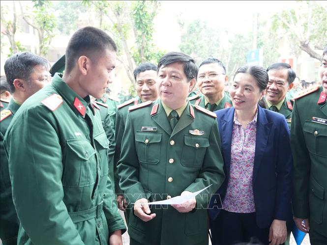 Lãnh đạo Quân khu 4, Sở Giáo dục và Đào tạo động viên chiến sĩ lựa chọn nghề nghiệp phù hợp với năng lực bản thân sau khi xuất ngũ. Ảnh: Bích Huệ - TTXVN