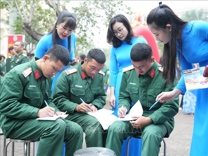 Các doanh nghiệp trong và ngoài quân đội tư vấn, thông tin đến các chiến sỹ chuẩn bị hoàn thành nghĩa vụ quân sự. Ảnh: Bích Huệ - TTXVN