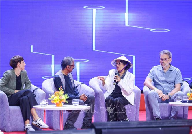 Giáo sư María Esperanza Martínez - Romero - Giải đặc biệt dành cho “Nhà khoa học đến từ các nước đang phát triển” giao lưu tại chương trình. Ảnh: Hoàng Hiếu - TTXVN