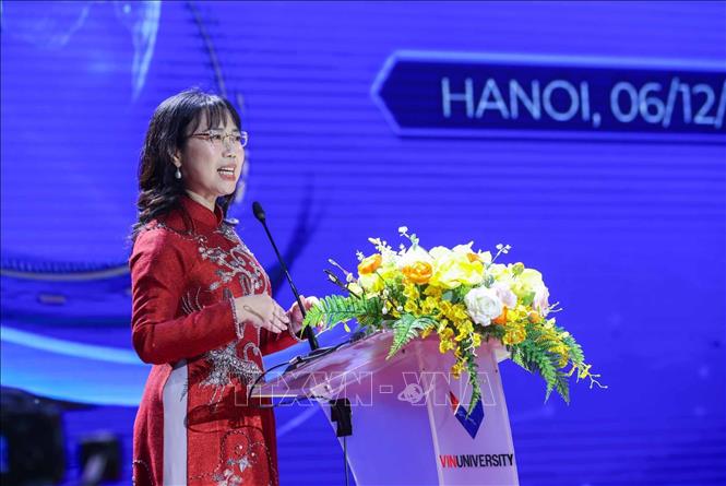 Tiến sĩ Lê Mai Lan - Phó Chủ tịch Tập đoàn Vingroup, Chủ tịch Hội đồng Trường đại học VinUniversity, Phó Chủ tịch Quỹ VinFuture, Chủ tịch Hội đồng Hệ thống giáo dục Vinschool phát biểu chào mừng. Ảnh: Hoàng Hiếu - TTXVN