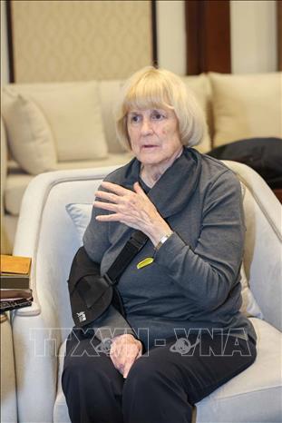 Giáo sư Mary - Claire King - Giải đặc biệt VinFuture 2025 “Cho nhà khoa học nữ” trả lời phỏng vấn. Ảnh: Hoàng Hiếu - TTXVN