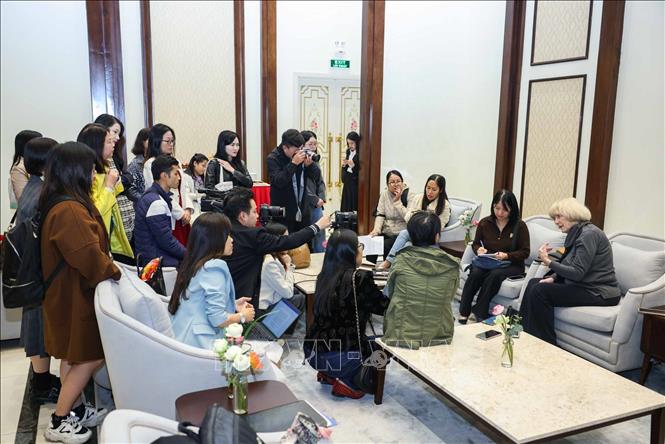 Đông đảo các phóng viên báo chí đặt câu hỏi phỏng vấn GS. Mary - Claire King - Giải đặc biệt VinFuture 2025 “Cho nhà khoa học nữ” vì phát hiện gen BRCA1 liên quan đến nguy cơ ung thư vú và buồng trứng”. Ảnh: Hoàng Hiếu - TTXVN