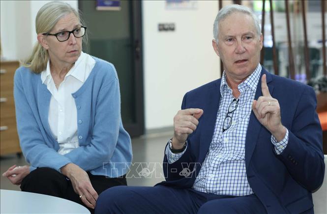 Tiến sĩ John T. Schiller - Giải thưởng Chính VinFuture 2025 trả lời phỏng vấn. Ảnh: Hoàng Hiếu - TTXVN