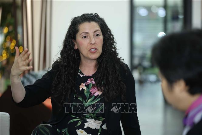 Tiến sĩ Aimée R. Kreimer - Giải thưởng Chính VinFuture 2025 trả lời phỏng vấn. Ảnh: Hoàng Hiếu - TTXVN