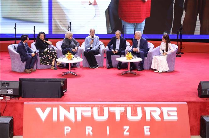 Các nhà khoa học đạt Giải thưởng Chính, Giải đặc biệt “Cho nhà khoa học nữ” giao lưu tại chương trình. Ảnh: Hoàng Hiếu - TTXVN