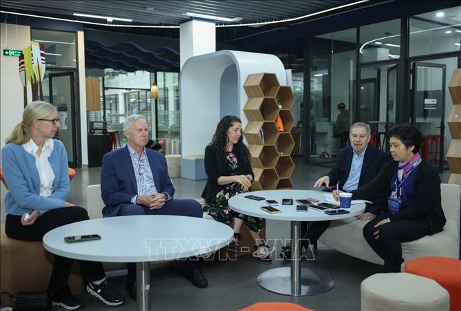 Các nhà khoa học đạt Giải thưởng Chính VinFuture 2025 trả lời phỏng vấn bên lề chương trình. Ảnh: Hoàng Hiếu - TTXVN