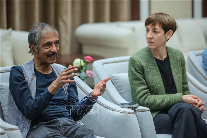 Bên cạnh buổi đối thoại, GS. Venkatesan Sundaresa