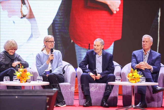 Giáo sư Maura L. Gillison - nhóm nhà khoa học đạt Giải thưởng Chính VinFuture 2025 giao lưu với học sinh, sinh viên Hà Nội. Ảnh: Hoàng Hiếu - TTXVN