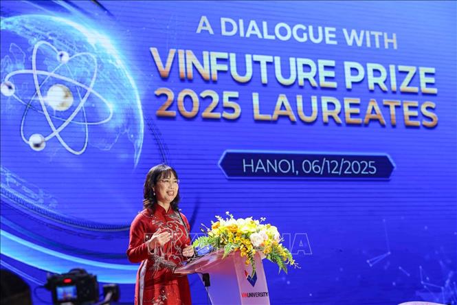 Tiến sĩ Lê Mai Lan - Phó Chủ tịch Tập đoàn Vingroup, Chủ tịch Hội đồng Trường đại học VinUniversity, Phó Chủ tịch Quỹ VinFuture, Chủ tịch Hội đồng Hệ thống giáo dục Vinschool phát biểu chào mừng. Ảnh: Hoàng Hiếu - TTXVN