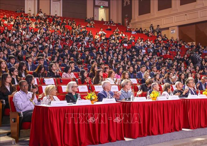 Các nhà khoa học quốc tế cùng hàng nghìn học sinh, sinh viên từ nhiều trường đại học trên địa bàn thành phố Hà Nội tham dự chương trình. Ảnh: Hoàng Hiếu - TTXVN