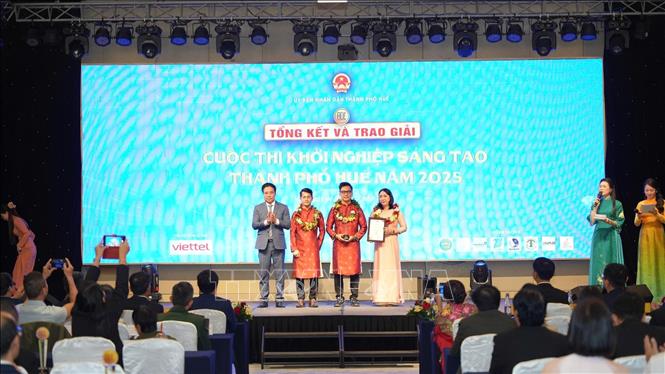 Chủ tịch UBND thành phố Huế Nguyễn Khắc Toàn trao giải Nhất cho dự án “Bảo tồn giá trị tài nguyên bản địa và nâng tầm sinh kế bền vững từ cây chè xứ Huế”. Ảnh: Mai Trang- TTXVN 