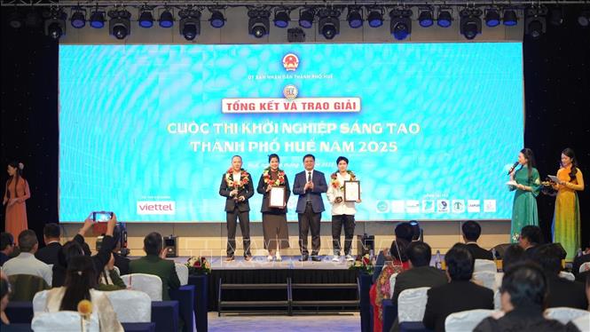Phó Chủ tịch thường trực UBND thành phố Huế Nguyễn Thanh Bình trao giải Nhì cho dự án đạt giải. Ảnh: Mai Trang- TTXVN 