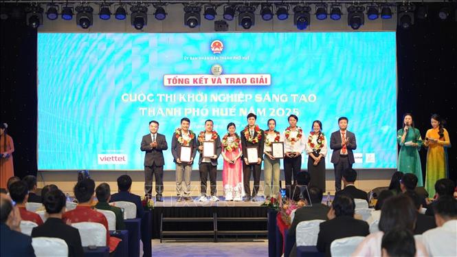 Vinh danh, trao giải các ý tượng, dự án tại cuộc thi. Ảnh: Mai Trang - TTXVN 