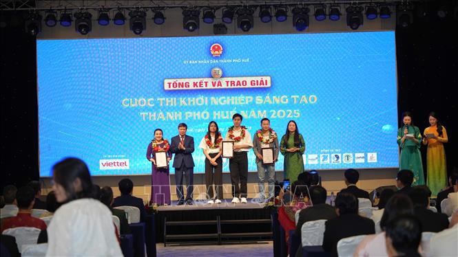Vinh danh, trao giải các ý tượng, dự án tại cuộc thi. Ảnh: Mai Trang- TTXVN