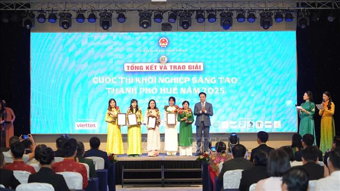 Các tổ chức, nhóm cá nhân, cá nhân đạt Giải thưởng của Chủ tịch UBND thành phố Huế. Ảnh: Mai Trang - TTXVN 