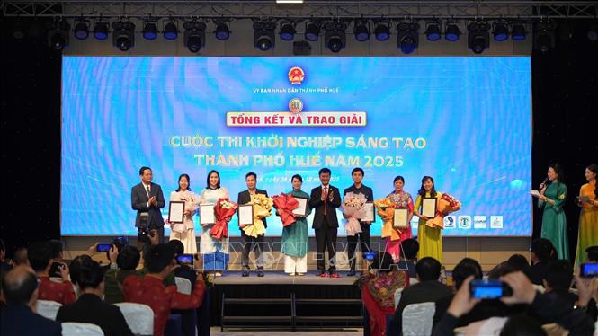 Vinh danh, trao giải các ý tượng, dự án tại cuộc thi. Ảnh: Mai Trang- TTXVN