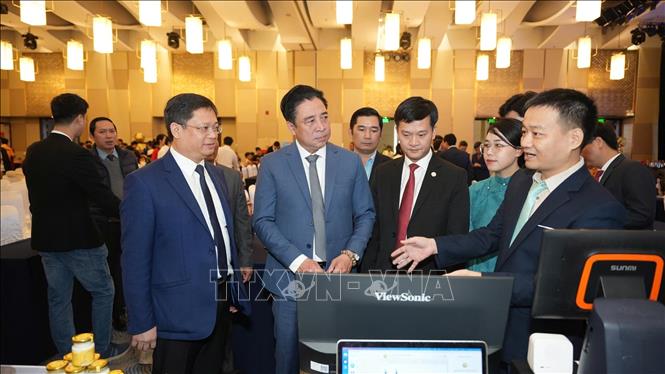 Chủ tịch UBND thành phố Huế Nguyễn Khắc Toàn tham quan các sản phẩm ý tưởng, dự án tham gia cuộc thi. Ảnh: Mai Trang- TTXVN