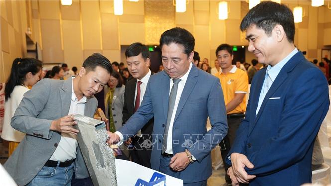 Chủ tịch UBND thành phố Huế Nguyễn Khắc Toàn tham quan các sản phẩm ý tưởng, dự án tham gia cuộc thi. Ảnh: Mai Trang- TTXVN 