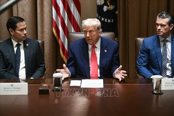 Tổng thống Mỹ Donald Trump (giữa) chủ trì cuộc họp nội các với Ngoại trưởng Marco Rubio (trái) và Bộ trưởng Chiến tranh Pete Hegseth (phải) tại Washington, DC., ngày 2/12/2025. Ảnh: Reuters/TTXVN
