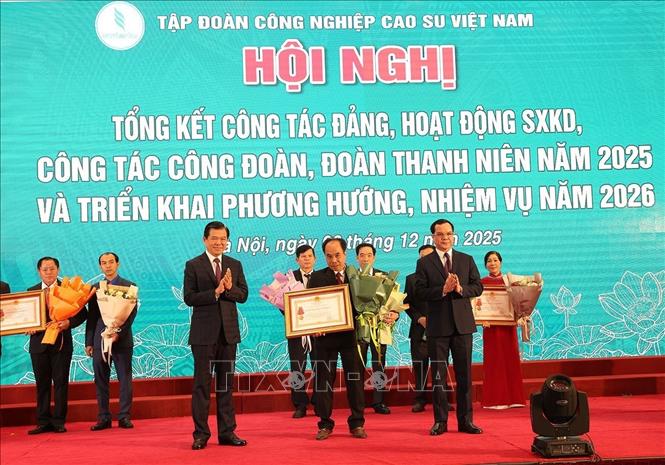 Ông Võ Toàn Thắng, Tổng giám đốc Công ty TNHH Cao su Phú Riềng nhận Huân chương Lao động hạng Nhì. Ảnh: Vũ Sinh - TTXVN