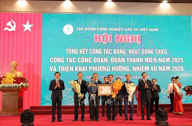 Công ty Cổ phần Cao su Việt Lào nhận Huân chương Lao động hạng Nhất. Ảnh: Vũ Sinh - TTXVN