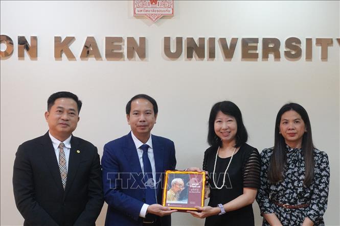 PGS.TS Nguyễn Văn Tùng tặng sách 