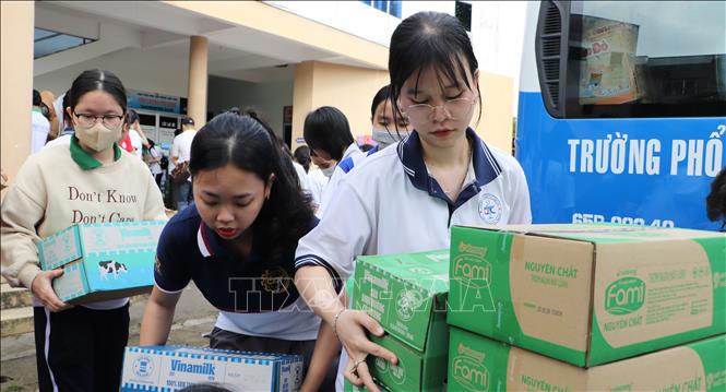 Đoàn viên, thanh niên hỗ trợ sắp xếp hàng hóa để vận chuyển ra vùng lũ. Ảnh: Hồng Thái - TTXVN