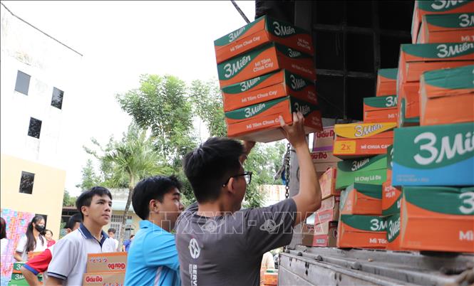 Nhiều phần lương thực, thực phẩm được chuyển đến vùng lũ. Ảnh: Hồng Thái - TTXVN